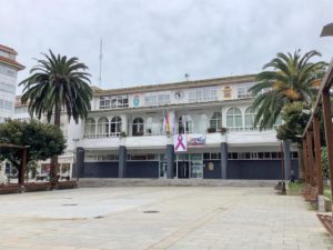 Fachada del Ayuntamiento de Ribeira tras la publicación de la Oferta de Empleo Público 2026 con plazas de Auxiliar Administrativo y Administrativo.