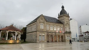 Edificio del Ayuntamiento de A Estrada donde se ha publicado la lista provisional de admitidos y excluidos para la plaza de Auxiliar Administrativo.