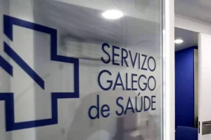 Lista provisional admitidos TCAE y PSX Sergas 2025, incluyendo aspirantes exentos y no exentos del ejercicio de lengua gallega.