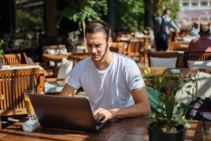 Estudiante con apuntes y calendario organizando su tiempo para opositar y trabajar eficientemente