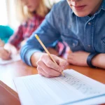 persona estudiando para acceder a FP sin la ESO mediante pruebas de acceso