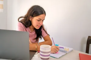 Persona preparando oposiciones con bachillerato mejor pagadas en 2026