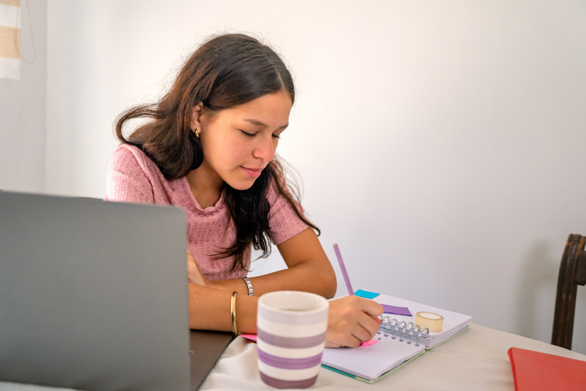 Persona preparando oposiciones con bachillerato mejor pagadas en 2026