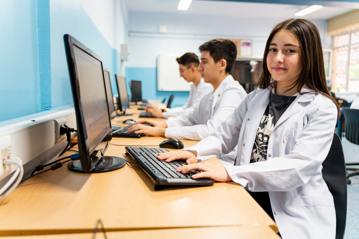 Estudiantes de Formación Profesional realizando prácticas en una empresa