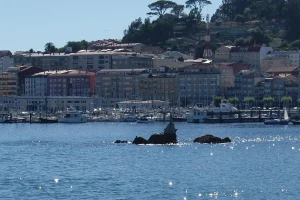 Ayuntamiento de Cangas tras la publicación de la convocatoria de dos plazas de Administrativo por oposición libre.